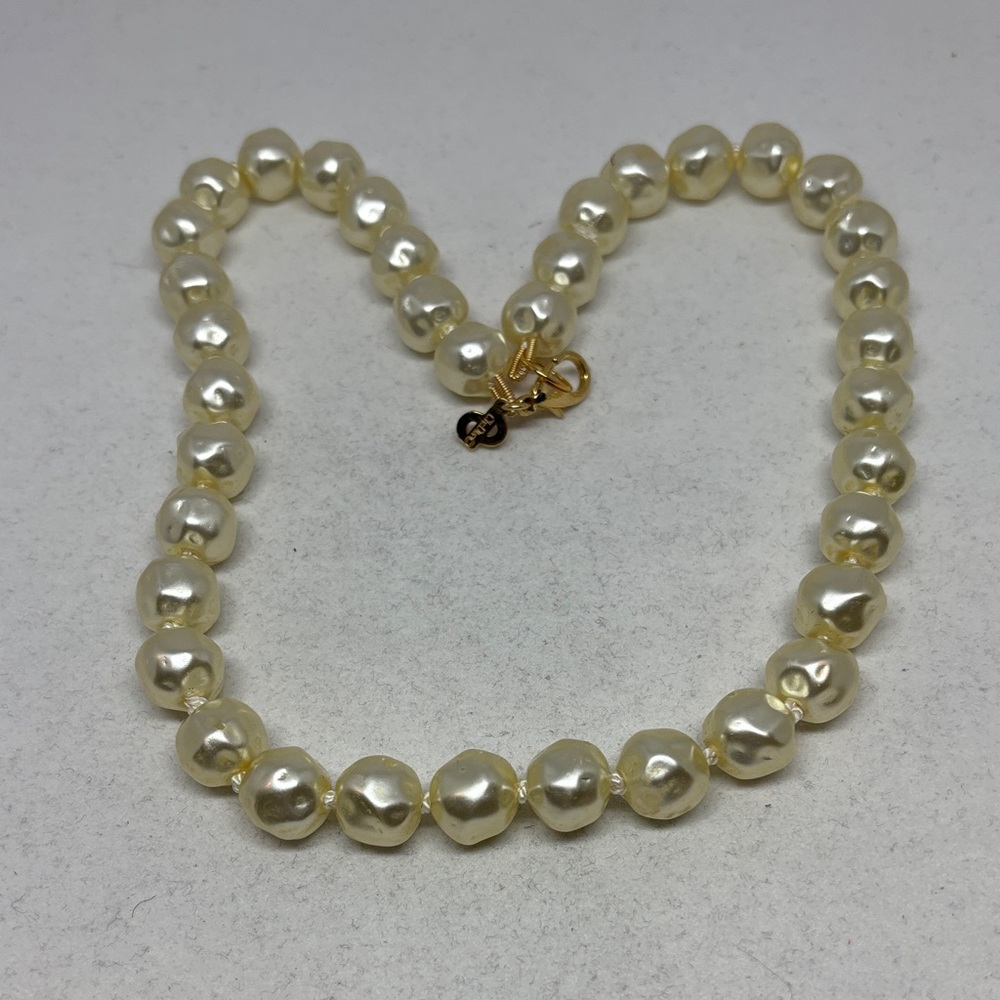 Christian Dior Cream Baroque Pearl Necklace - Picture 4 of 15